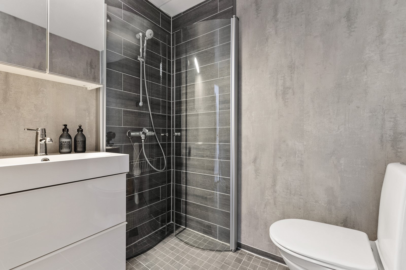 Oppgradert baderom i 2024 med våtromsplater i dus gråtone. Galleribilde