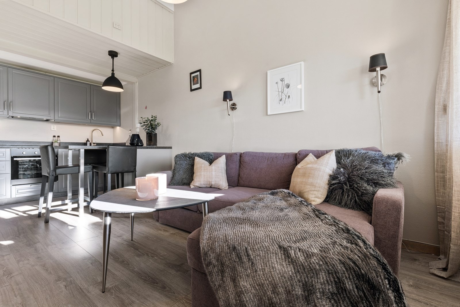 Den åpne løsningen gir plass for både sofagruppe og spiseplass. Den generøse takhøyden gir god romfølelse! Galleribilde