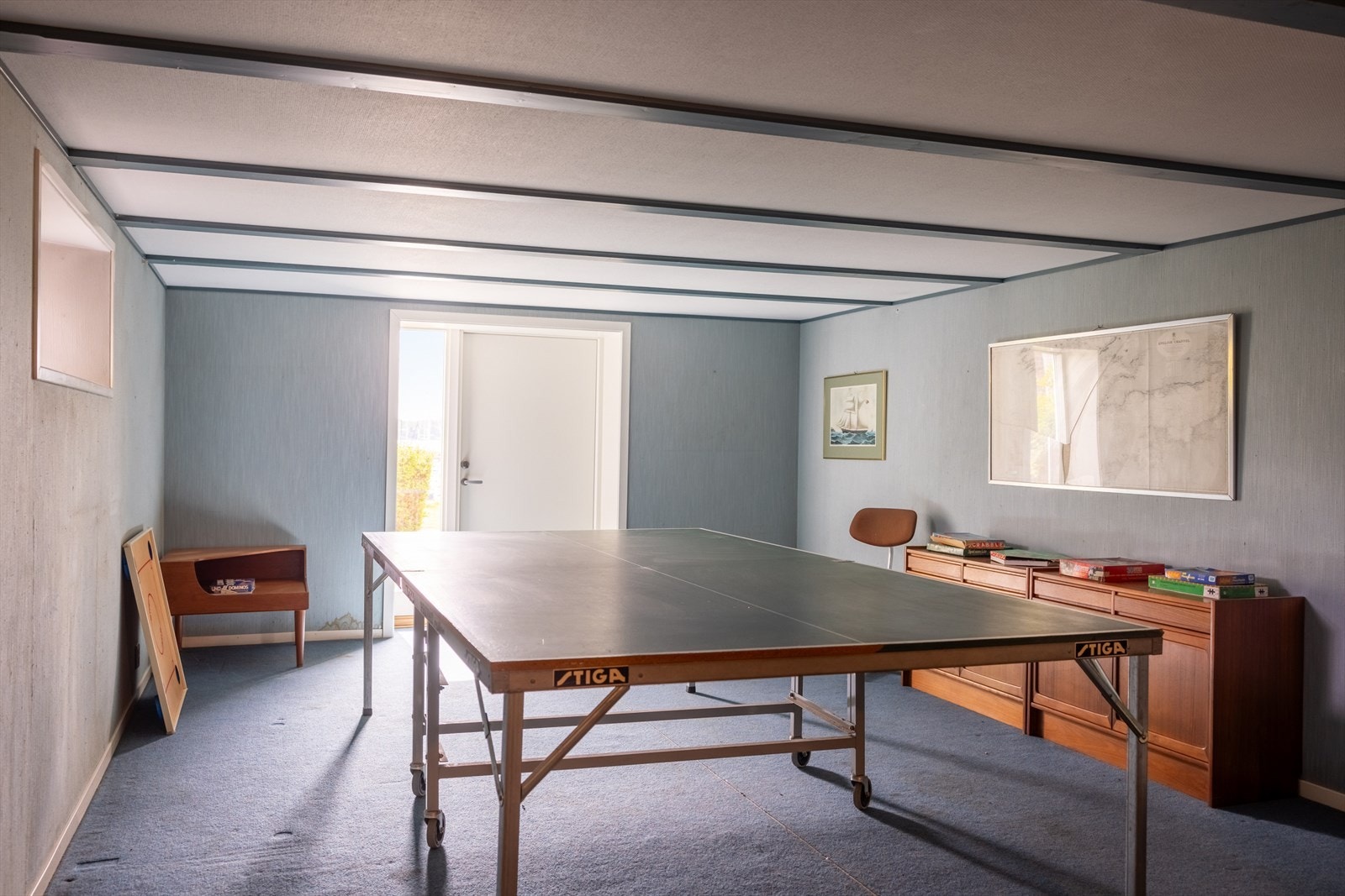 I kjelleren er det flere funksjonelle rom. Rom brukt som kjellerstue har egen utgang til hagen. Rommet er ikke godkjent for varig opphold. Galleribilde