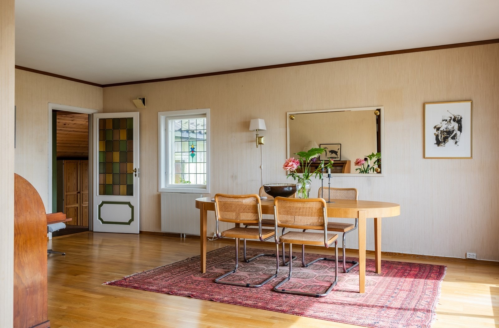 Stuen(e) er naturlig delt i ulike soner for møblering og utgjør en stor del av boligens 1. etasje. Galleribilde