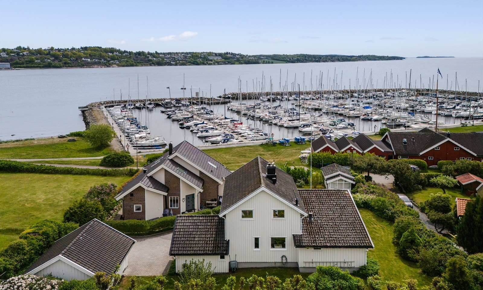 Parkering gjøres enkelt i dobbelgarasje og på egen steinbelagt gårdsplass. Galleribilde