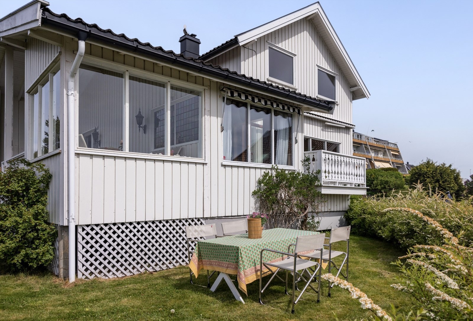 Uteplasser på flere sider gir gode solforhold fra morgen til kveld - ta enkelt med måltidene eller leken ut. Galleribilde