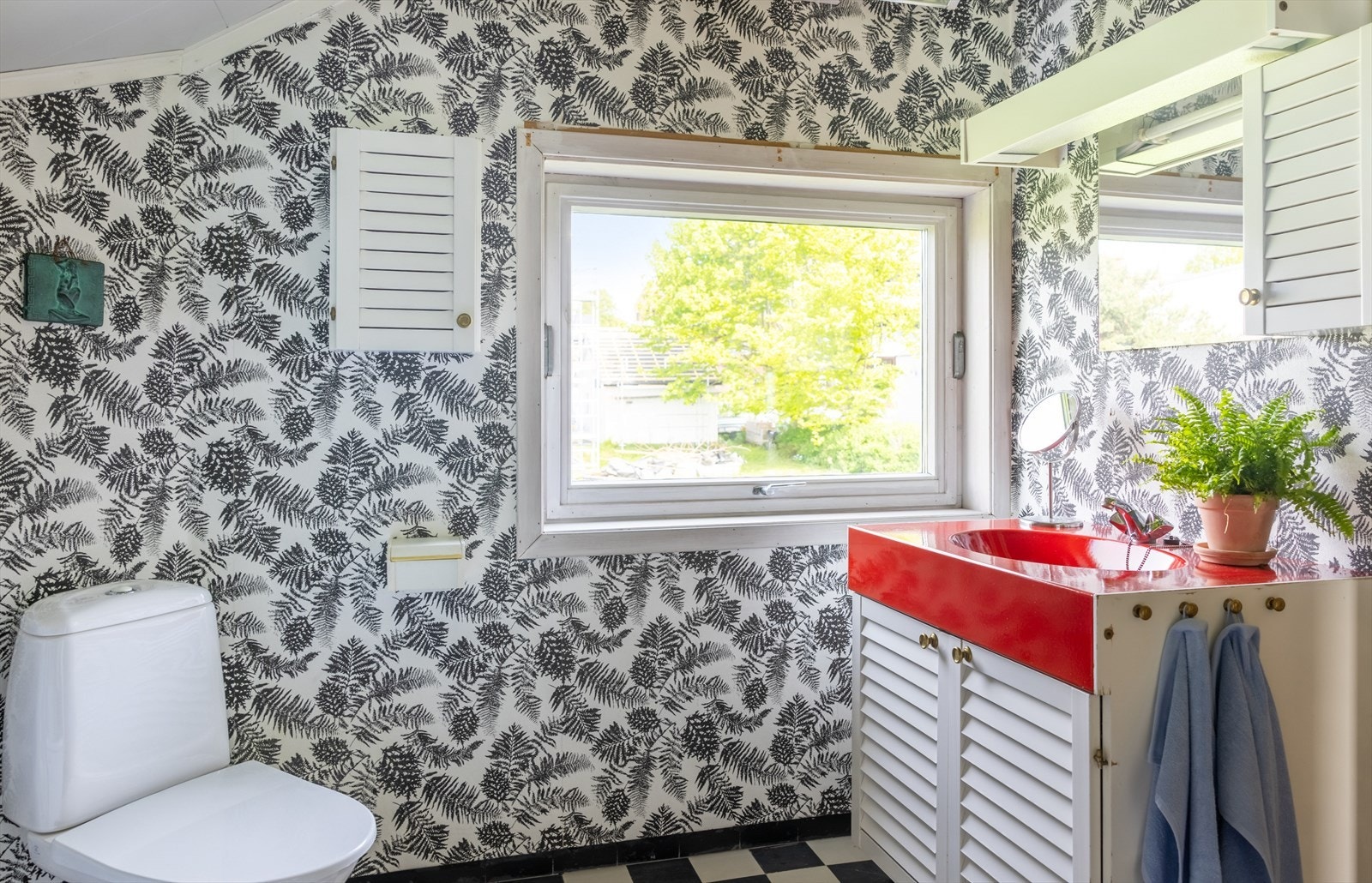 Videre har rommet toalett og servantseksjon med speil. Galleribilde