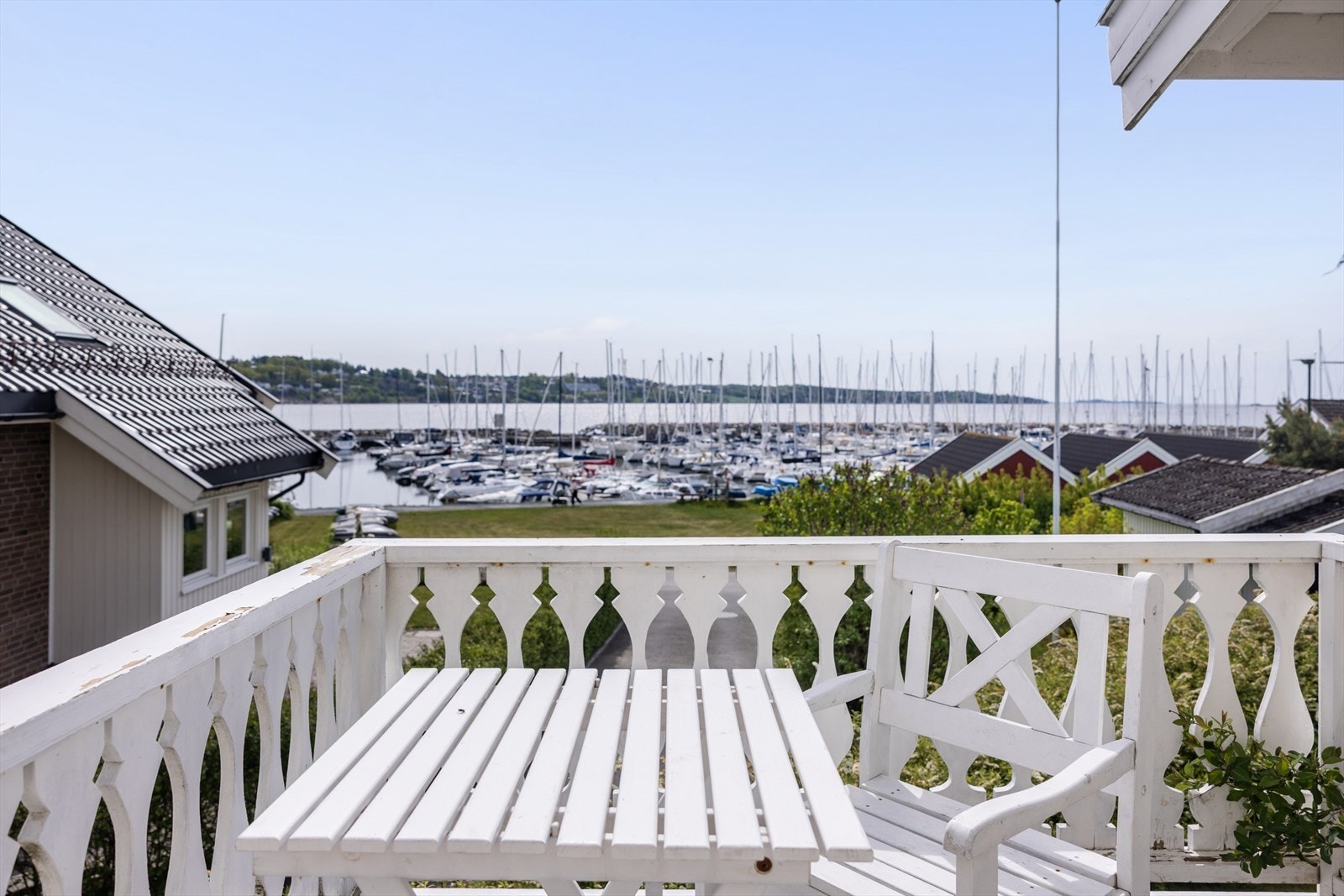 Fra to av stuesonene er det utgang til verandaer, her på 6 kvm med morgensol og flott utsikt. Galleribilde