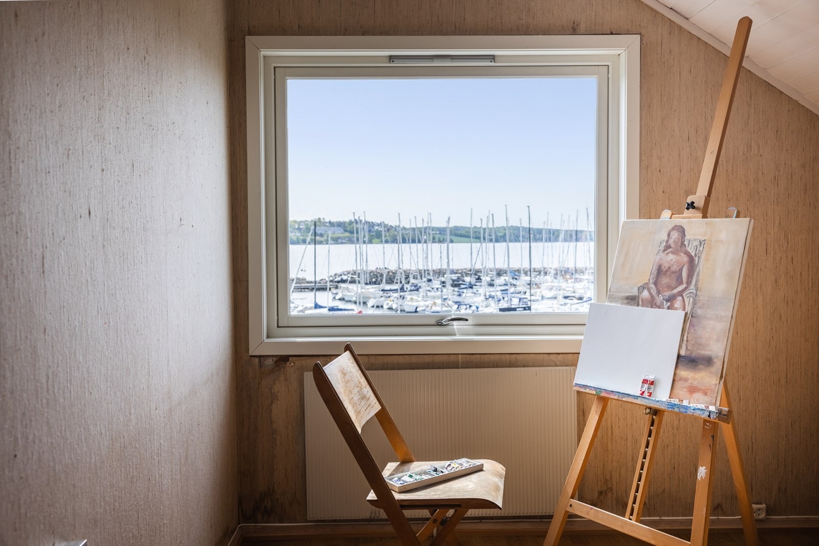De store vinduene sørger for rikt, naturlig lysinnslipp. Galleribilde