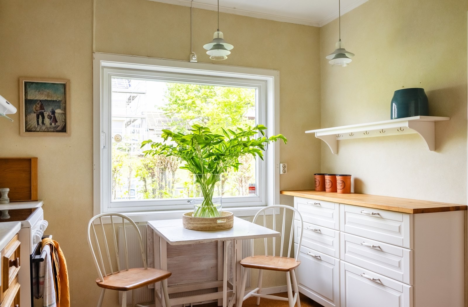 I tillegg er det supplert med seksjon med hvite, profilerte fronter og heltre benkeplate i eik. Galleribilde