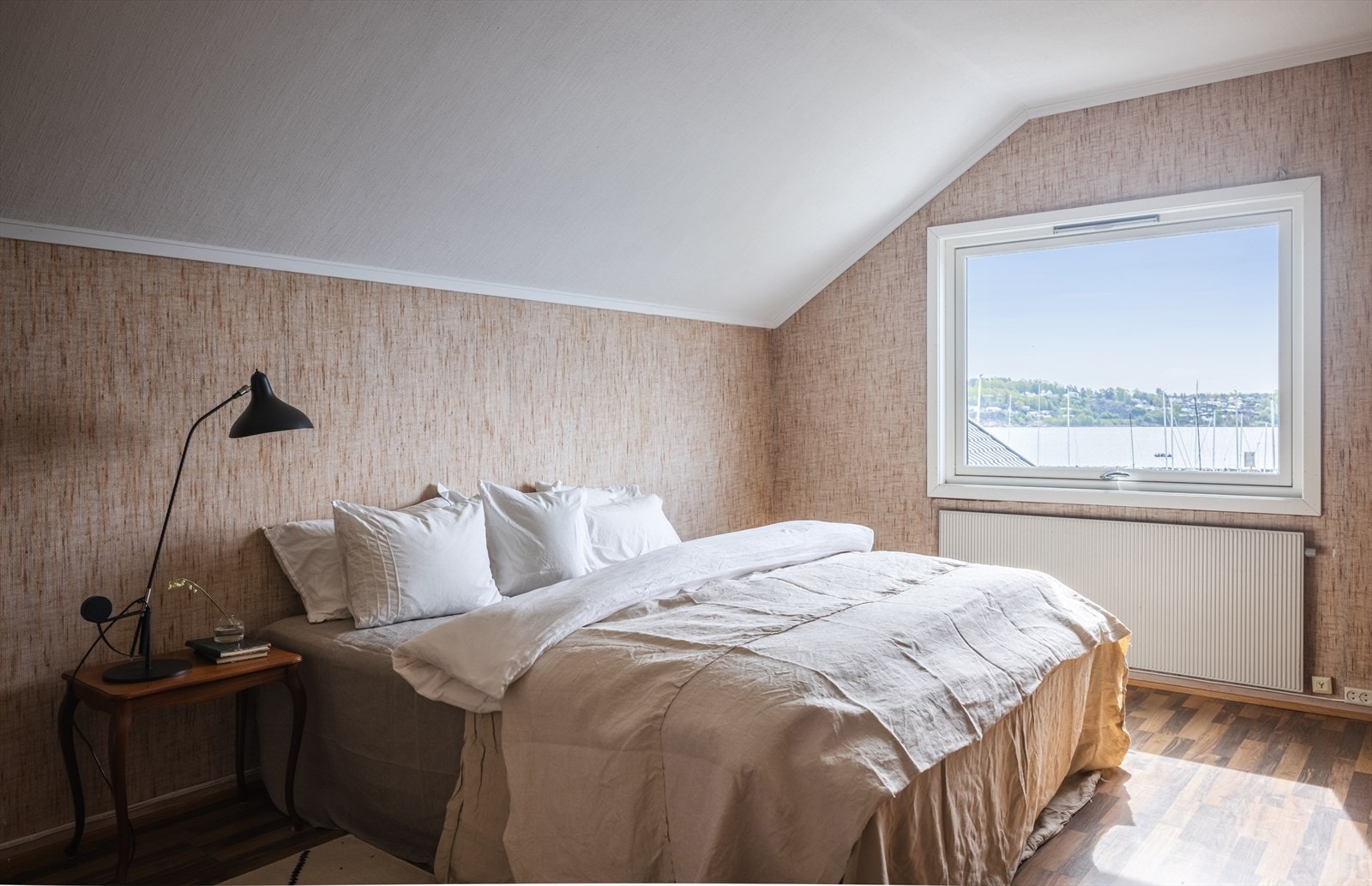 Samtlige soverom har god størrelse med plass til dobbeltseng, garderobeløsning eller ønsket møblement. Galleribilde