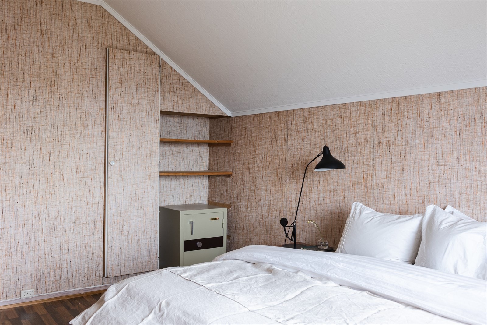 Det er plassbygd skap og hyller på ett rom. Galleribilde