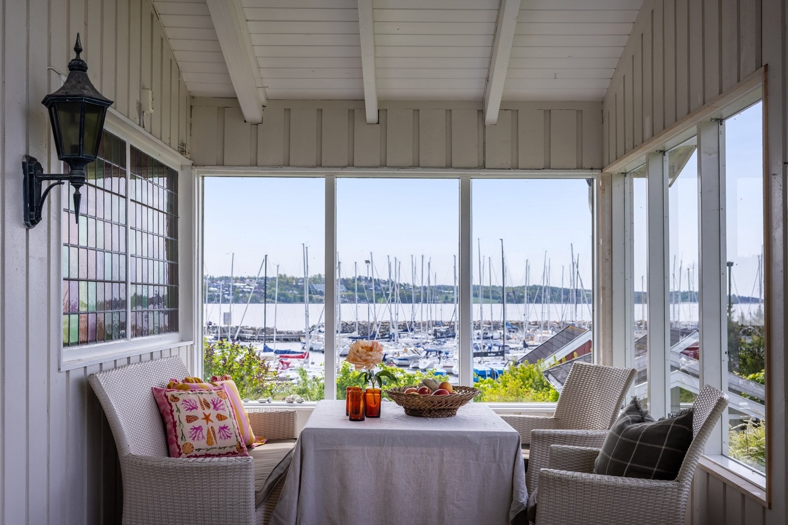 Veranda har store vindusflater mot utsikten. En plass som kan gi ro i sjelen til enhver - uansett vær. Galleribilde