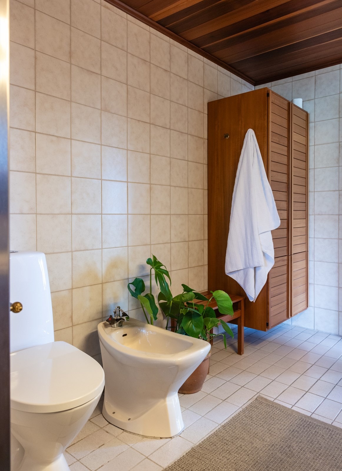 Rommet er innredet med toalett og bidet. Galleribilde