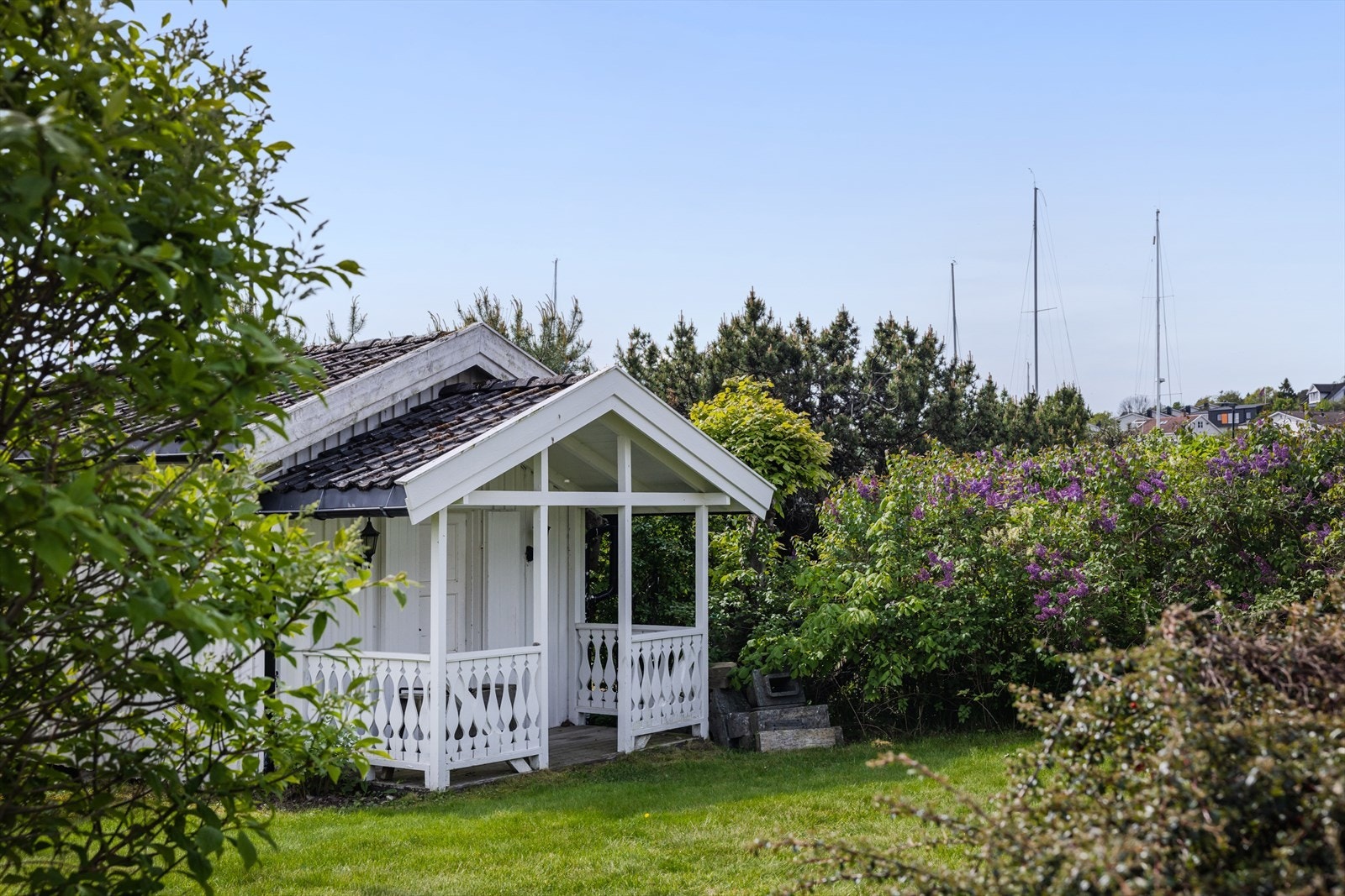 I hagen står dessuten et uthus/bod på 12 kvm med rom for oppbevaring, i grønne omgivelser. Galleribilde