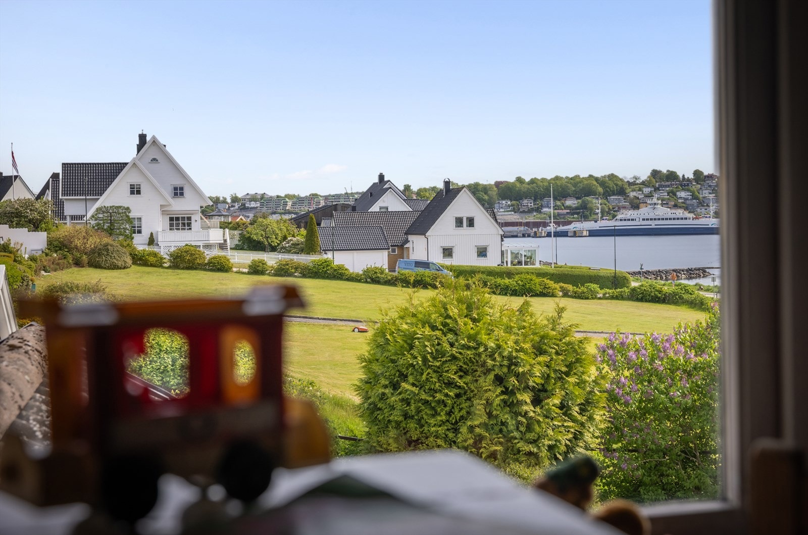 Fra barnerommet er det idyllisk utsyn mot grønt sletteområde. Galleribilde