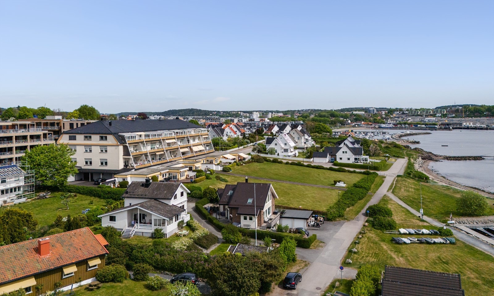 Det er kun et lite steinkast ned til Vårlistranda - én av de mange deilige sandstrendene på Jeløya. Galleribilde