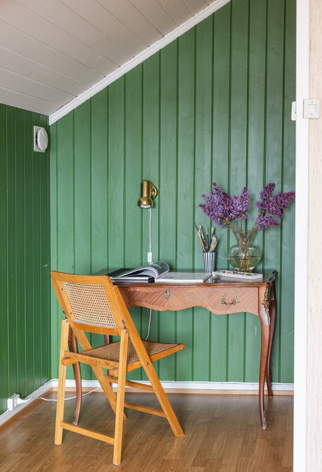 Trapperommet i 2. etasje byr på hyggelig plass til kontorpult el. l. Galleribilde