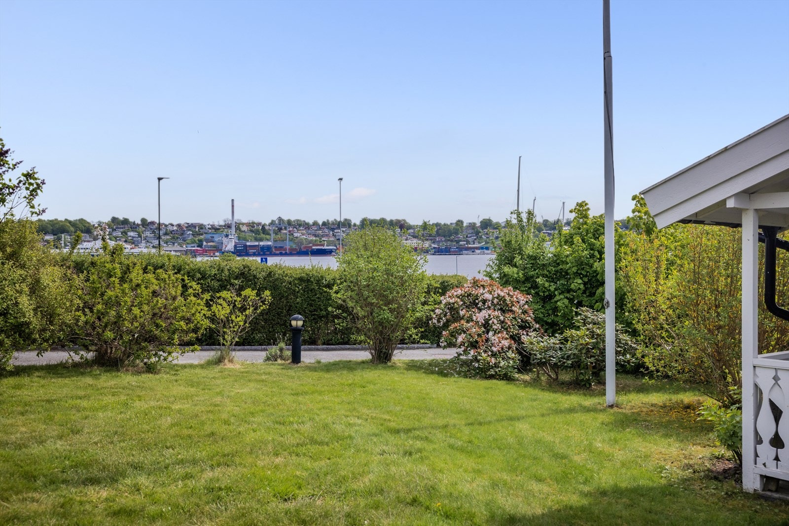 Hagen omkranser boligens nord-, vest- og sydside, og gir rikelig med plass til aktivitet. Galleribilde