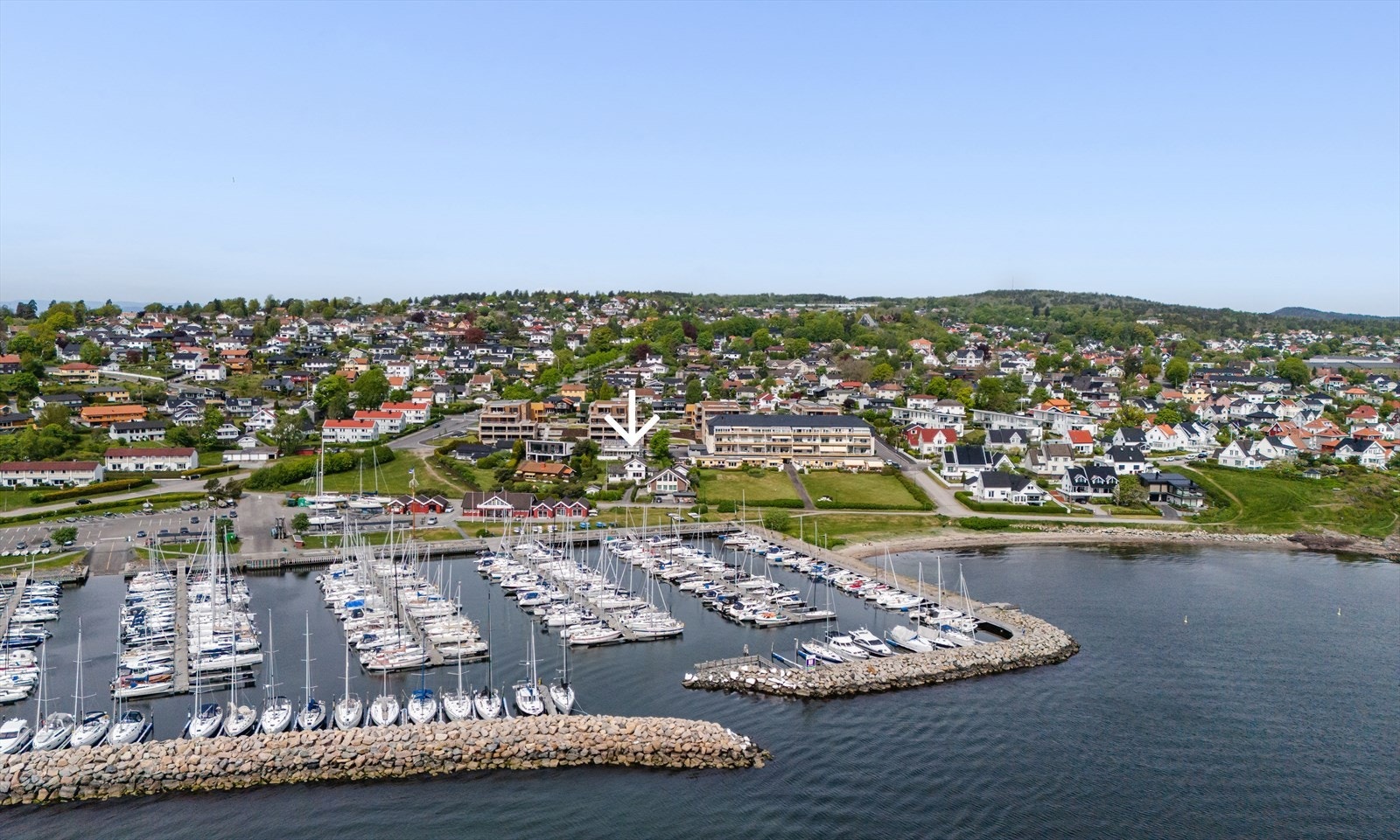 Boligen ligger i et attraktivt og idyllisk boligområde - her kommer man ikke stort nærmere vannet! Galleribilde