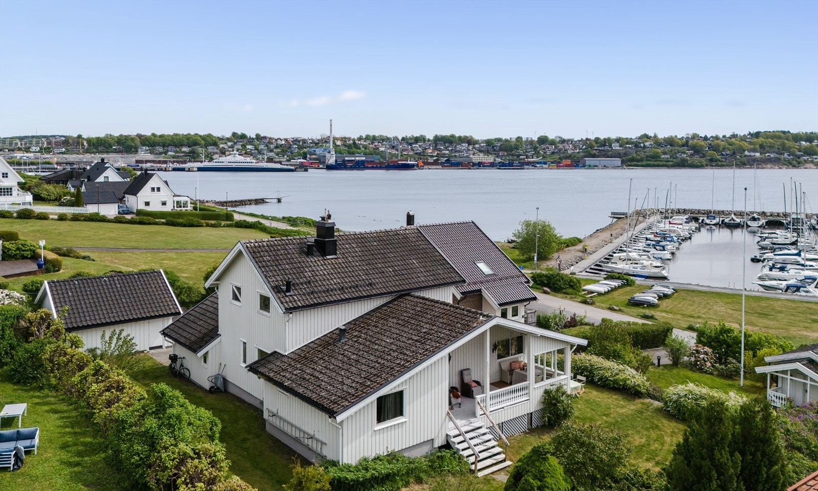 Eiendommen har fantastisk beliggenhet der både utmerkede solforhold og nydelig sjøutsikt kan nytes til det fulle. Galleribilde