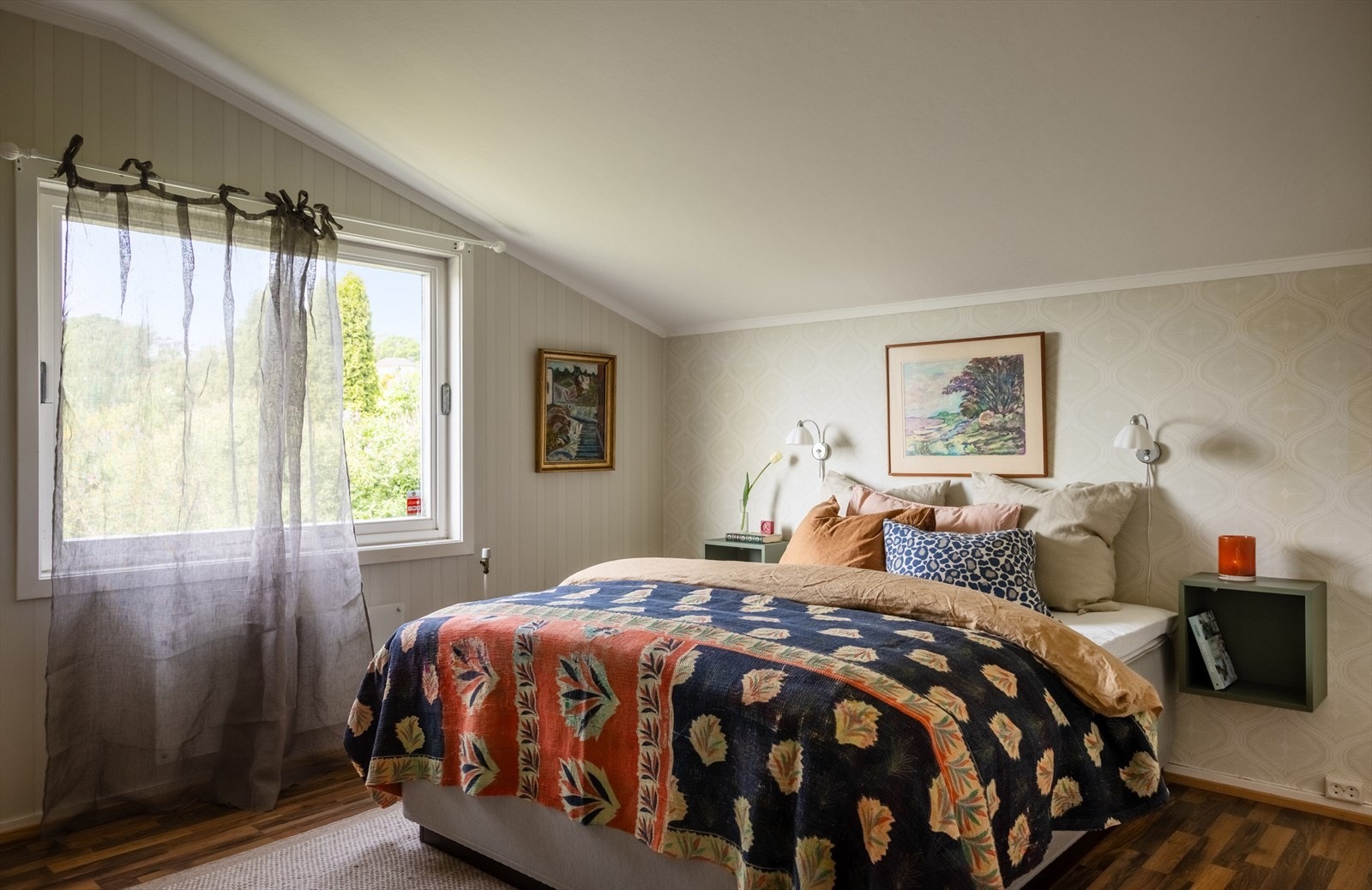 De fire soverommene er praktisk plassert med tre i 2. etasje og ett i 1. etasje. Galleribilde