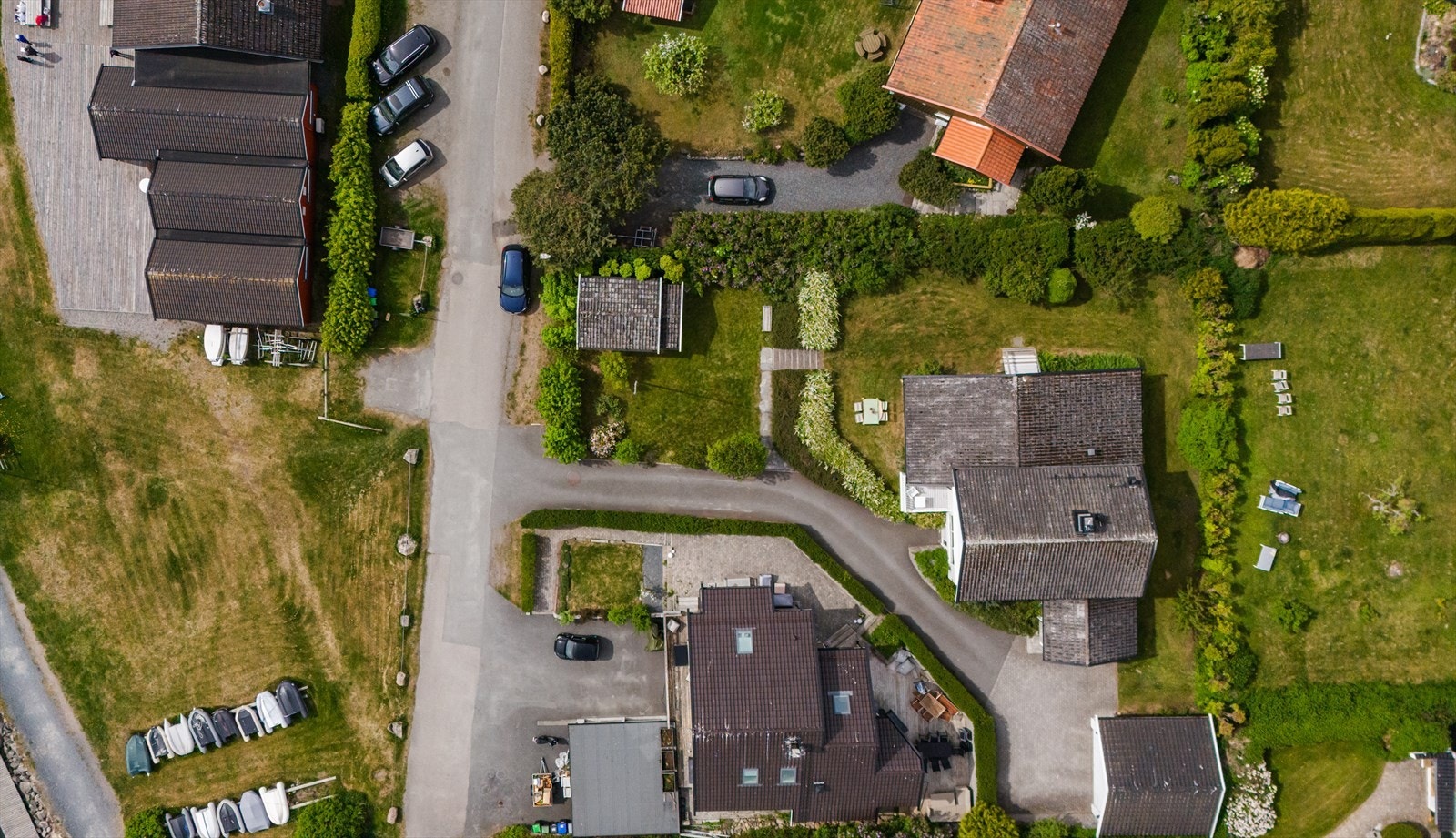 Tomten på over 1 mål er pent opparbeidet og for det meste omkranset av grønn hekk. Galleribilde