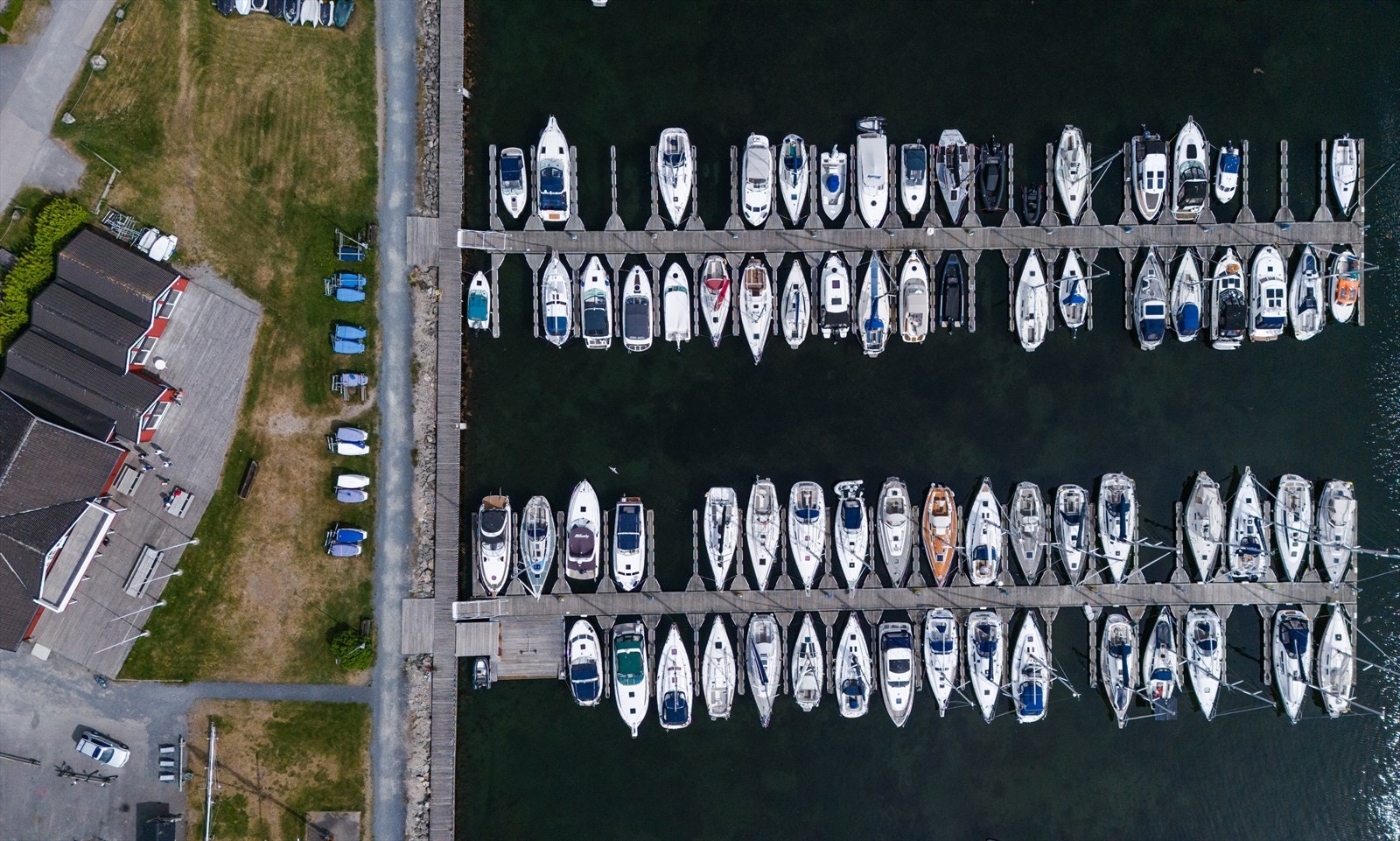 Søly båthavn har gjestebrygge og her holder Moss Seilforening til - et naturlig aktivitetssentrum for seilinteresserte i alle aldre. Galleribilde
