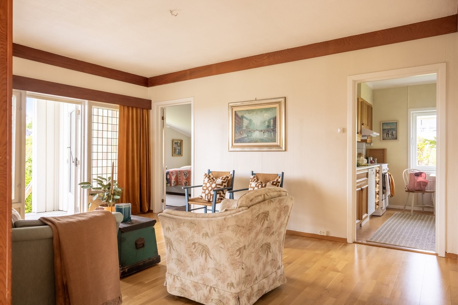 Videre fra stuen er det adkomst til etasjens soverom og kjøkkenet. Galleribilde