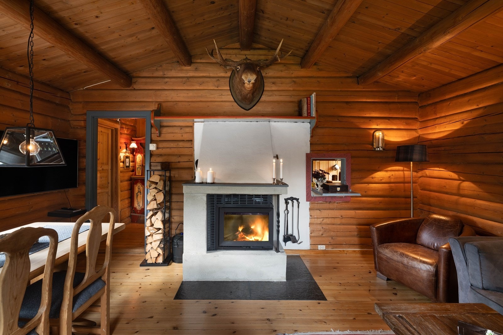 Innebygget peis som varmer i stuen Galleribilde