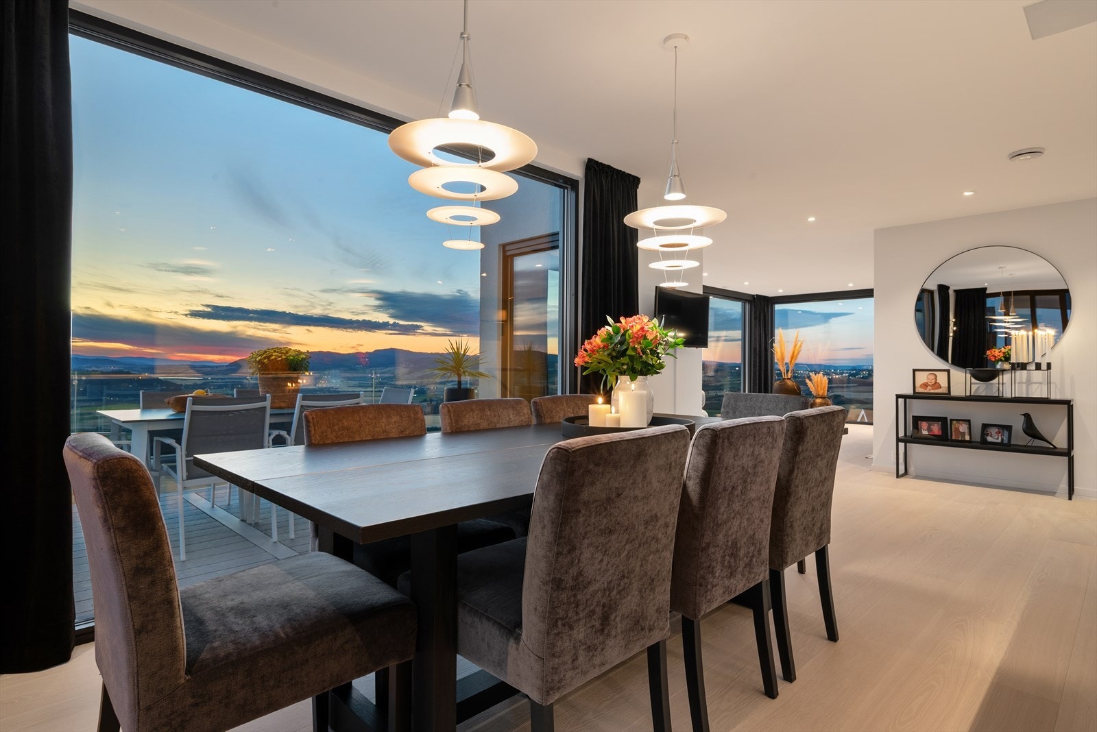 Mellom stue og kjøkken finner man en naturlig plassering av spisestuen, der delikate måltider kan nytes i hyggelig lag, mens utsikten kan nytes til det fulle. Galleribilde