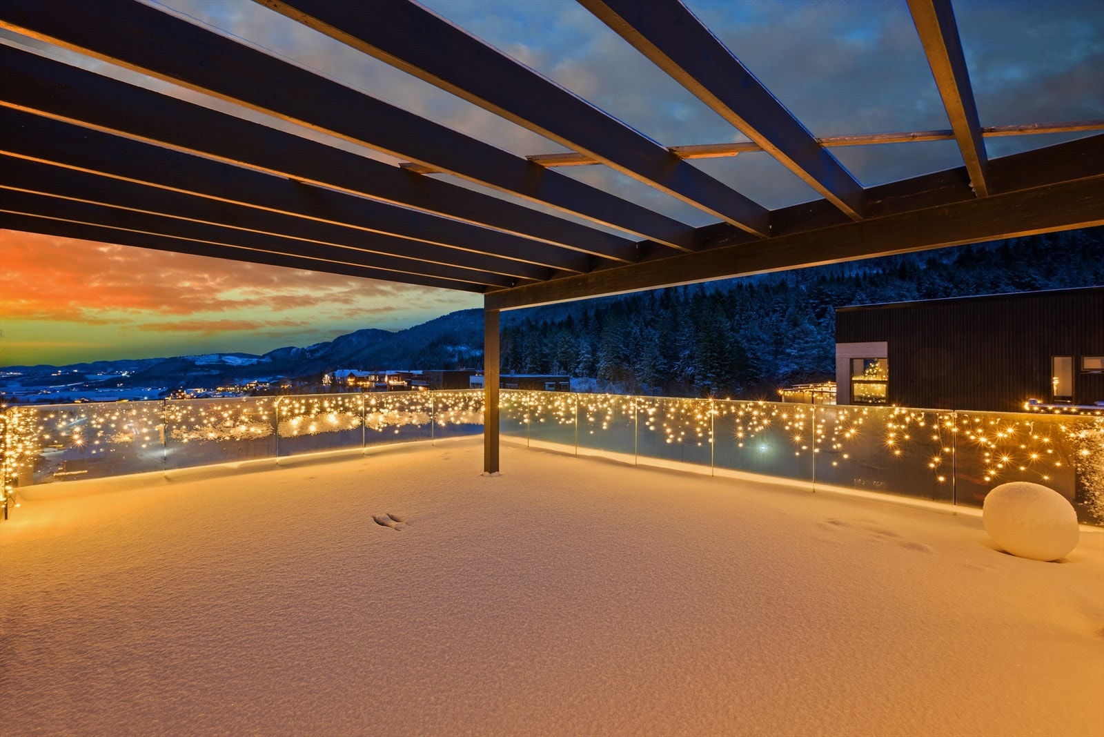 På andre siden av loftstua, åpner skyvedørene seg til en privat takterrasse på hele 48,5 kvm på østsiden av huset - en sjelden forlengelse av rommet. Galleribilde