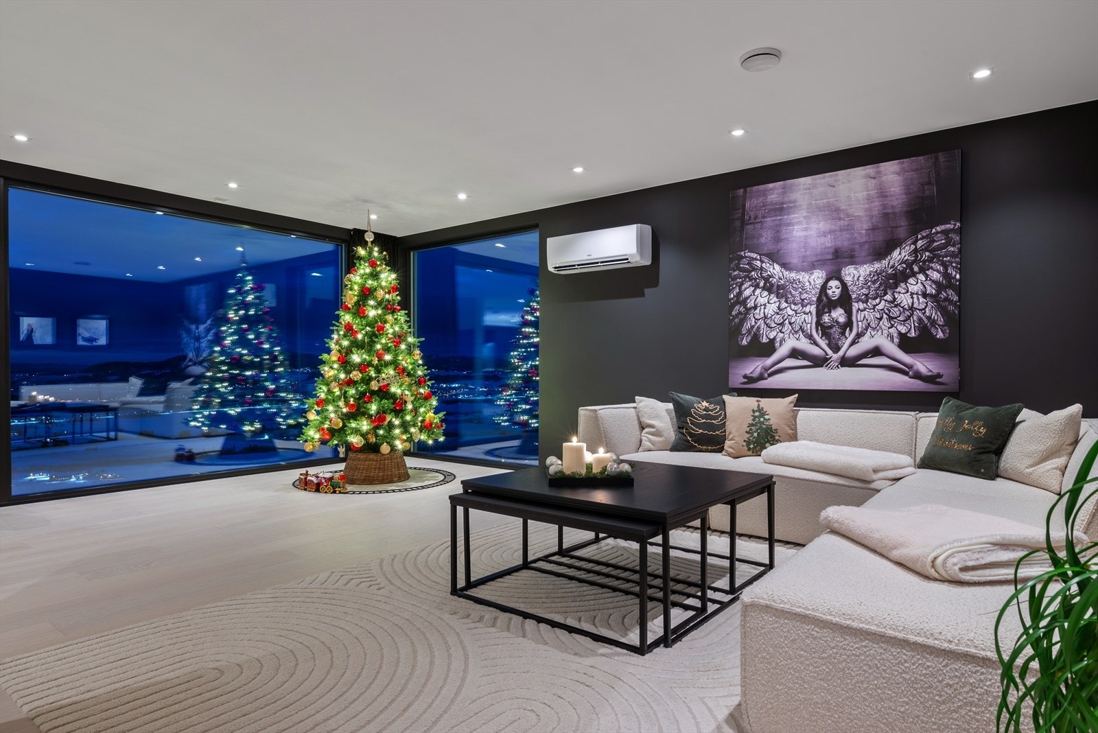 Det er installert 2 varmepumper i boligen, for en lun og energibesparende oppvarming. En i stuen og en i trappeløpet mellom planene. Galleribilde