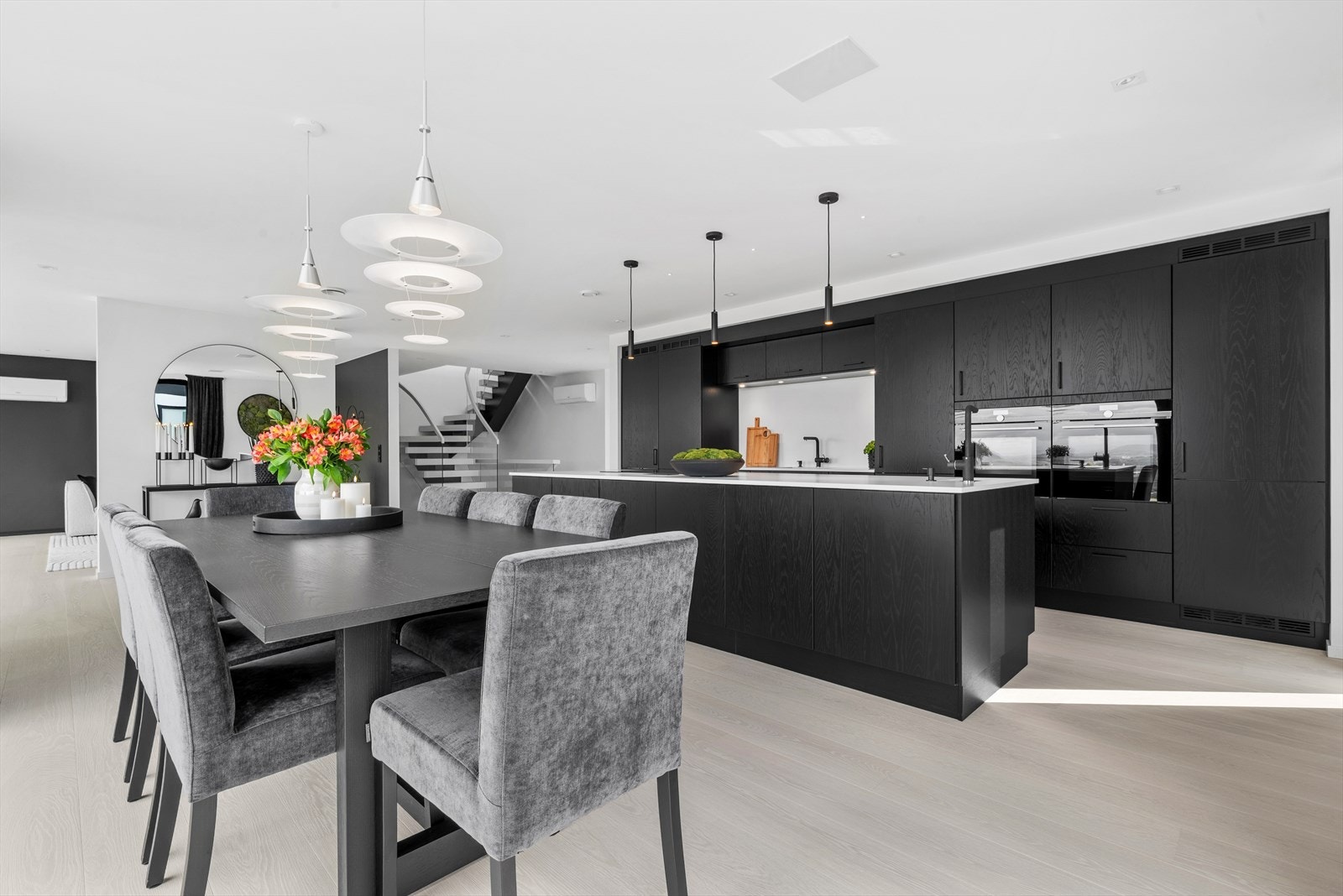 Hvitevarene er plassert i strategisk høyde ved matlagning. Galleribilde