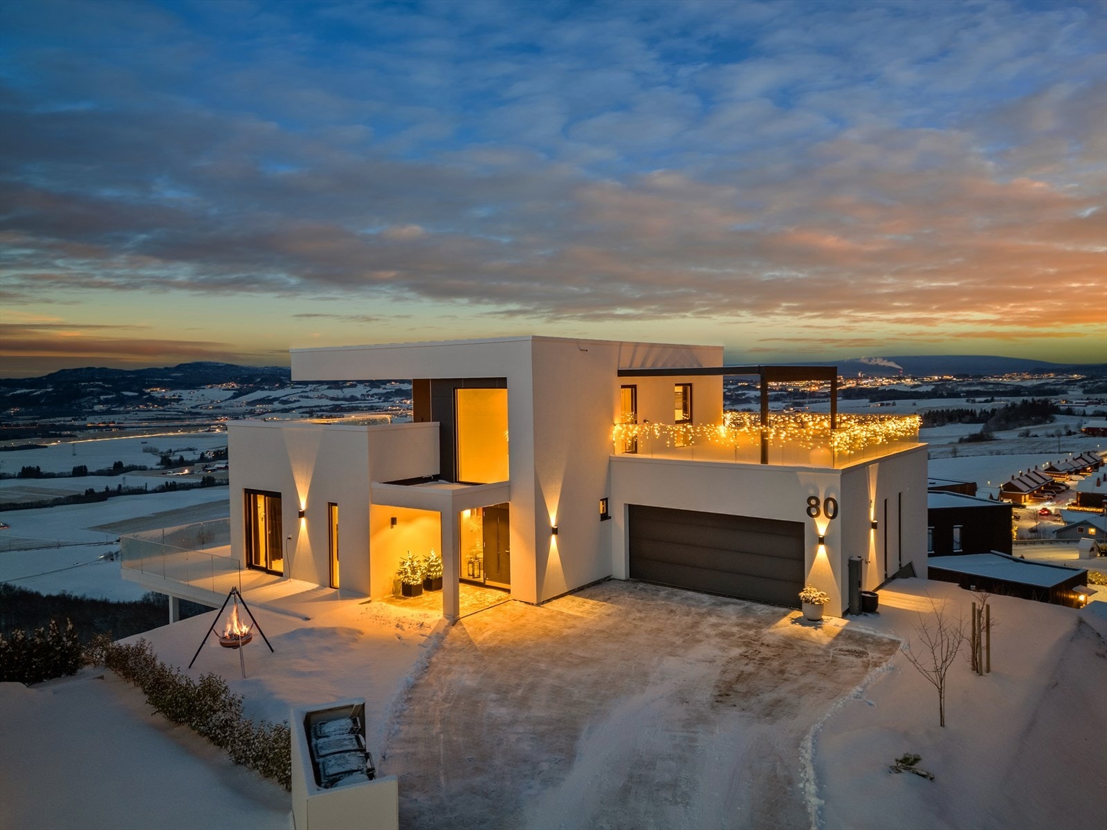 Velkommen til Rønningstrøa 80 - En ekstraordinær, arkitekttegnet enebolig med særegne detaljer! Galleribilde