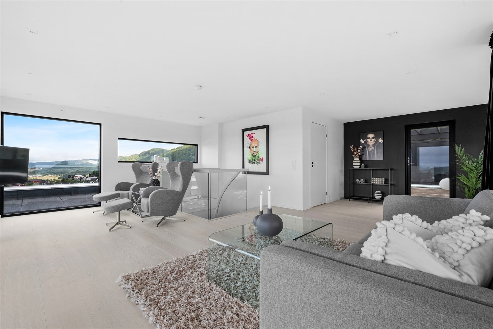 Videre beveger vi oss inn i loftstuen - på hele 40 kvm! Stuen utgjør et luftig og elegant oppholdsrom, med store vindusflater - som slipper inn rikelig med dagslys, og som har integrerte screens til solskjerming. Galleribilde