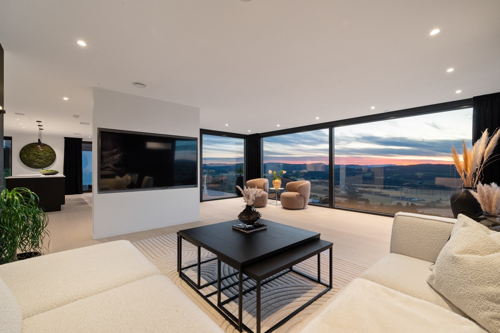 Boligen har generøse vindusflater med antidugg-kondenserende glass i front, alle med integrerte screens, inkludert verandadøren. Galleribilde