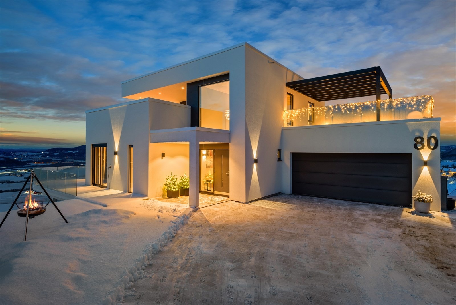 Et elegant inngangsparti med takoverbygg og steinlagt gårdsplass som setter tonen allerede ved ankomst. Galleribilde