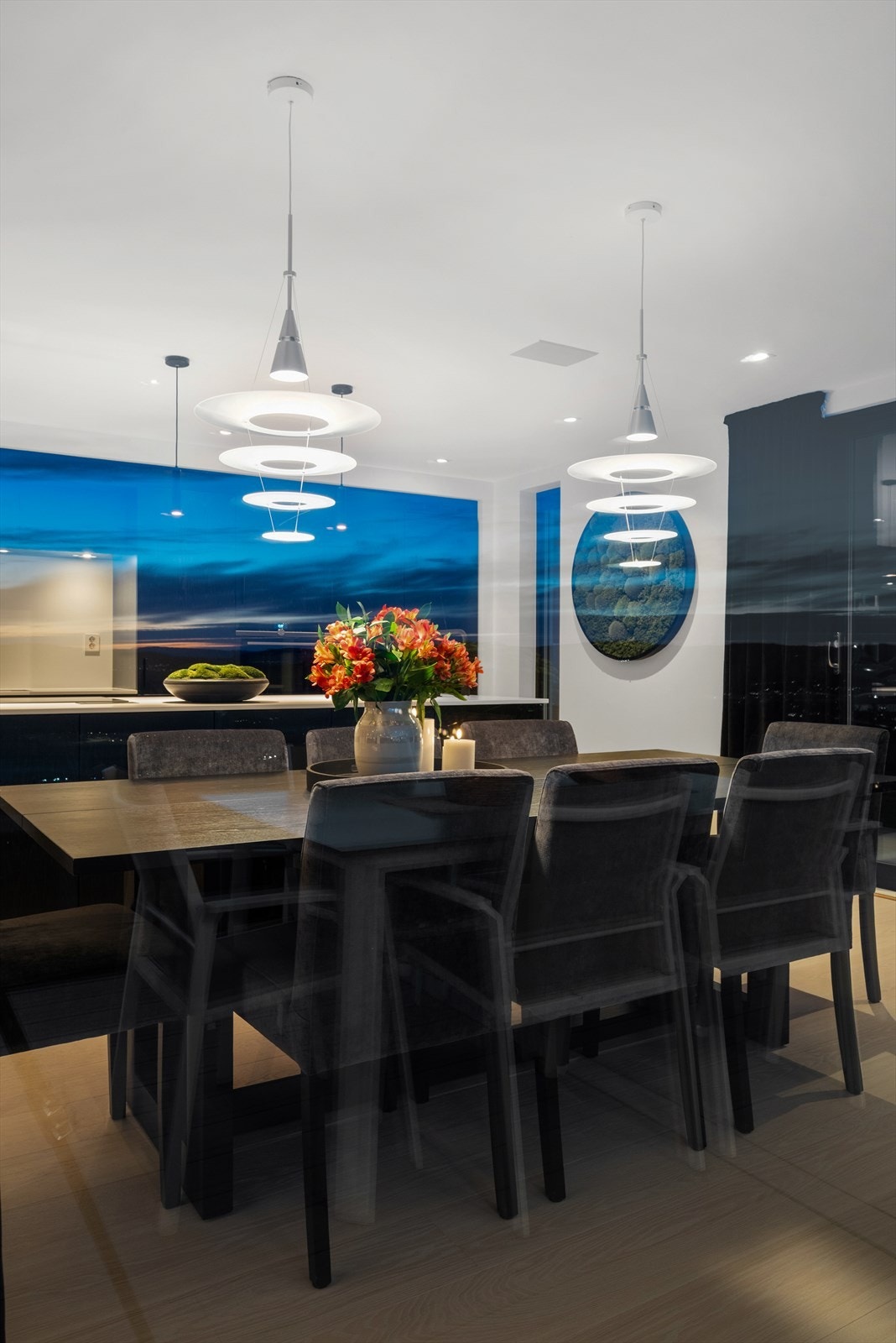 Diskret integrerte høyttalere i taket, sørger for god lydopplevelse i spisestuen, stuen og kjøkkenet. Galleribilde