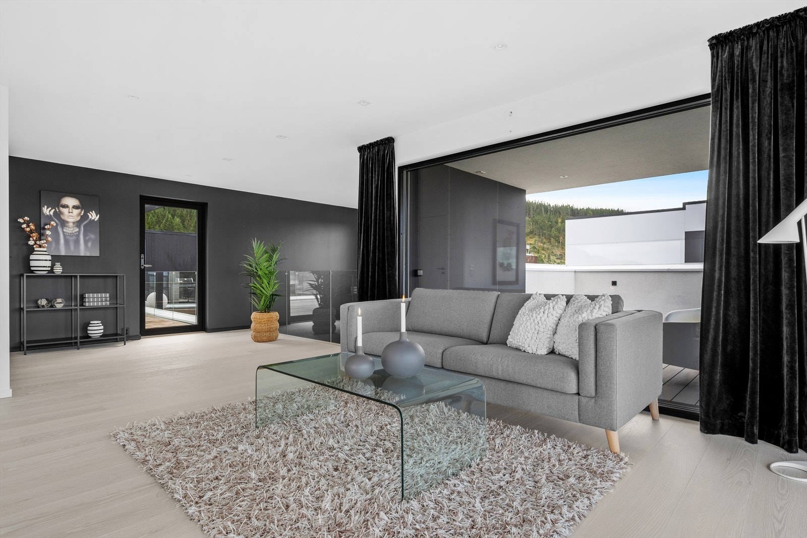 Herfra har du direkte utgang til begge takterrassene - en sømløs overgang mellom inne og ute som gir rommet en helt unik atmosfære. Galleribilde