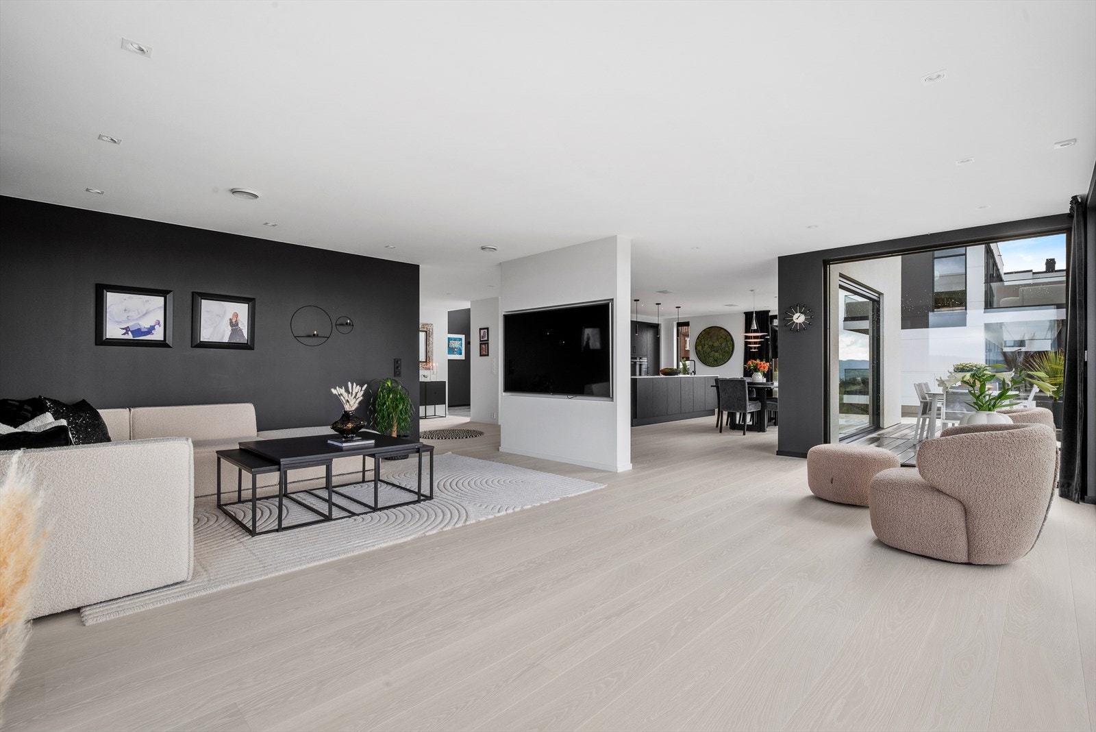 Stuen fremstår lys og stilren, med parkett på gulvet og et helhetlig farge- og materialvalg som går igjen i hele boligen. Integrerte downlights skaper en behagelig atmosfære og fremhever rommets arkitektur. Galleribilde