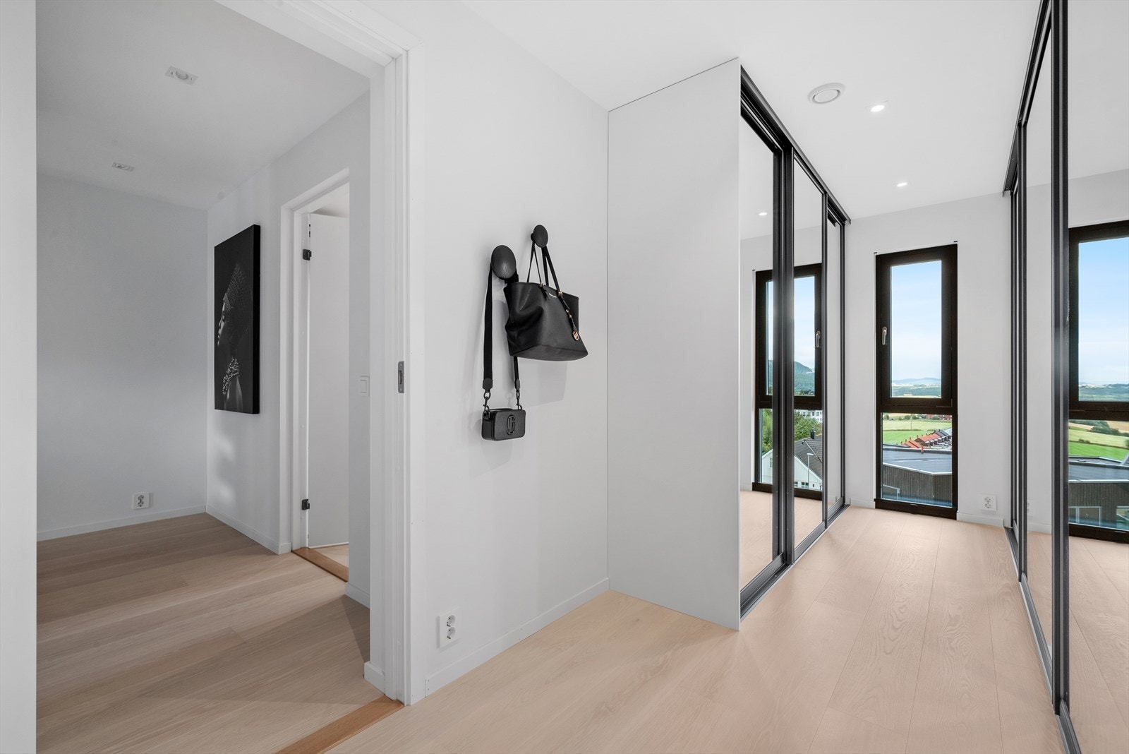 Opplev luksusen av egen walk-in-garderobe på 11,5 kvm! Her får du rikelig med plass til klær, sko og tilbehør - med stilrene skyvedører i speil. Galleribilde