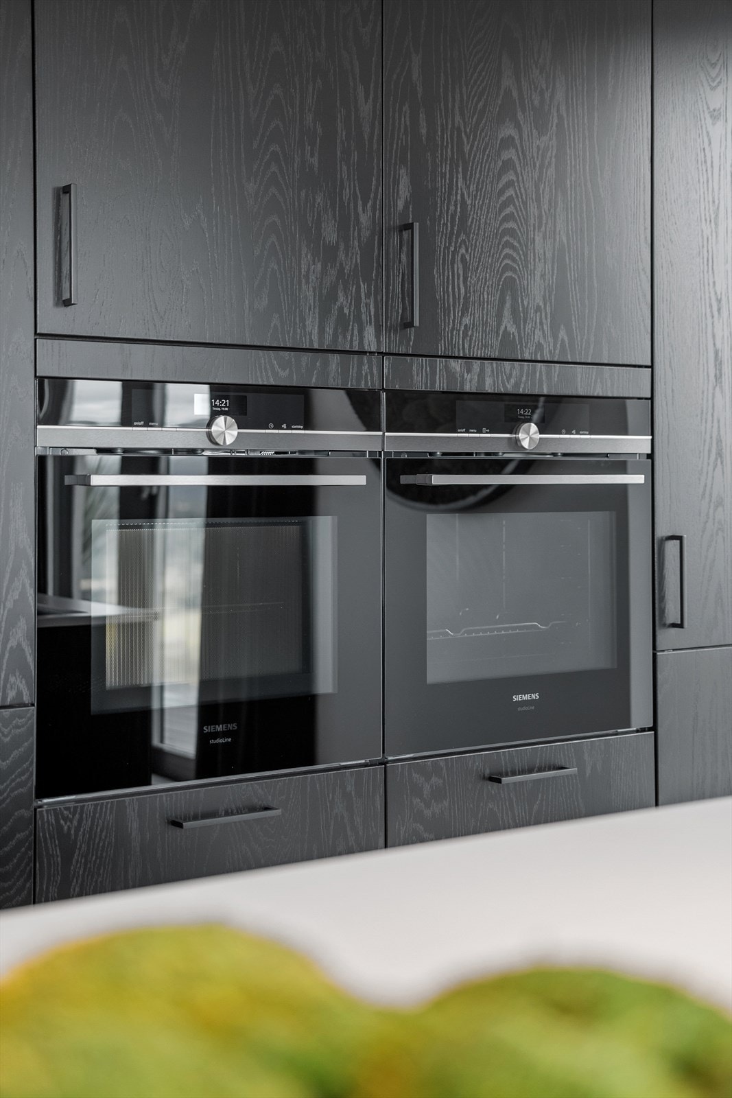 Kjøkkenet har integrerte Siemens hvitevarer i moderne design - her får du både kombi mikro/stekeovn og separat stekeovn, perfekt til både hverdagsbruk og selskaper. Galleribilde