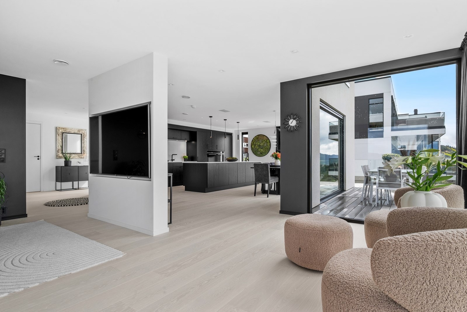 Den romslige løsningen gir flere møbleringssoner og gode innredningsmuligheter - en stue som enkelt kan tilpasses både hverdag og sosiale sammenkomster. Galleribilde