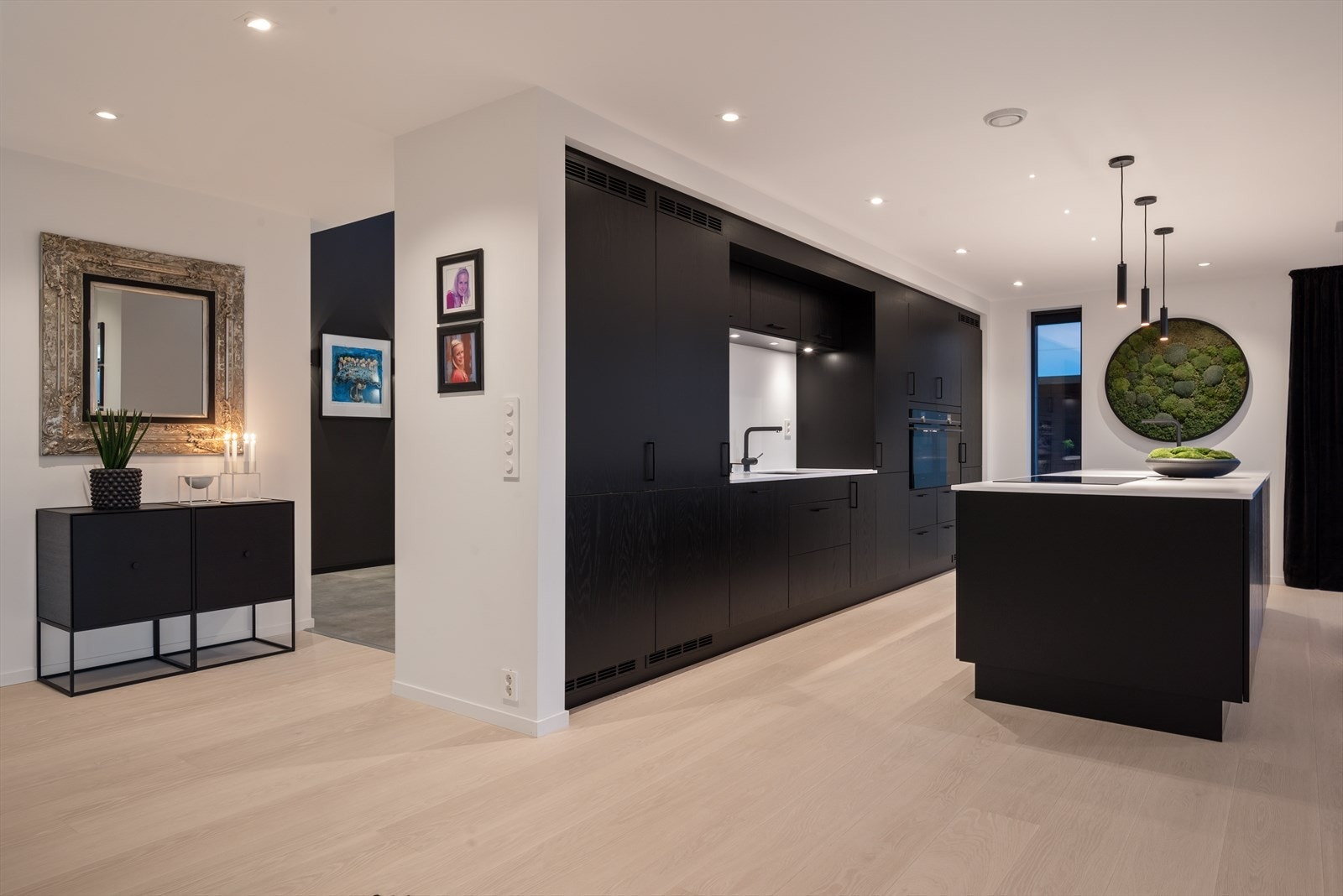 Kjøkkenet i eik fra Huseby kjøkken er romslig og delikat, med rikelig skapplass, integrerte kjøle- og fryseløsninger, samt praktisk kjøkkenøy. Galleribilde