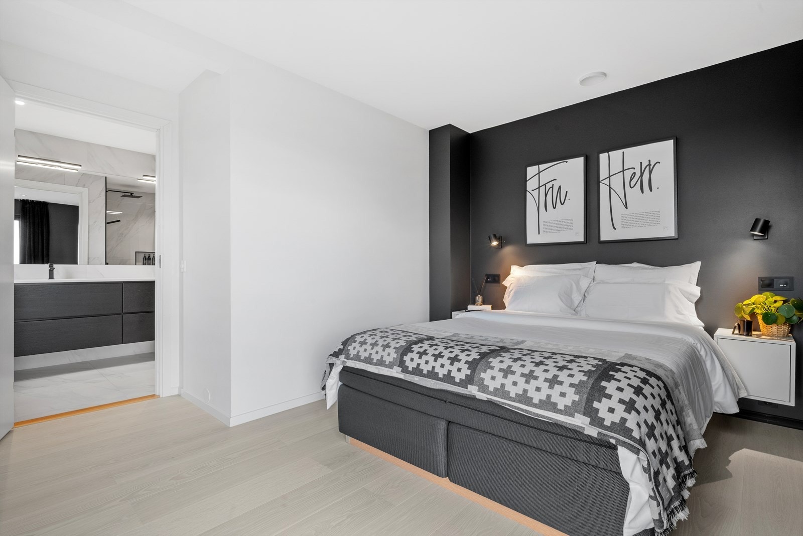 Mastersoverommet på hele 11 kvm har direkte tilgang til eget bad og tilhørende walk-in-garderobe i eget rom, noe som gir stor fleksibilitet og frihet ved møblering av soverommet. Galleribilde