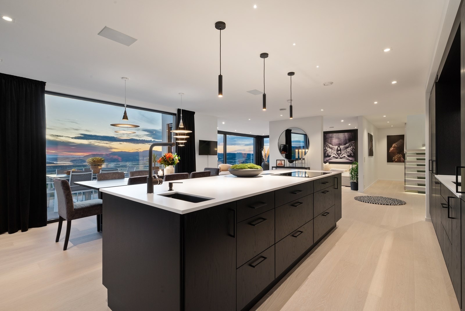 Her får du en praktisk utforming av kjøkkenet med blant annet en stor kjøkkenøy og to kjøleskap i full høyde. Galleribilde