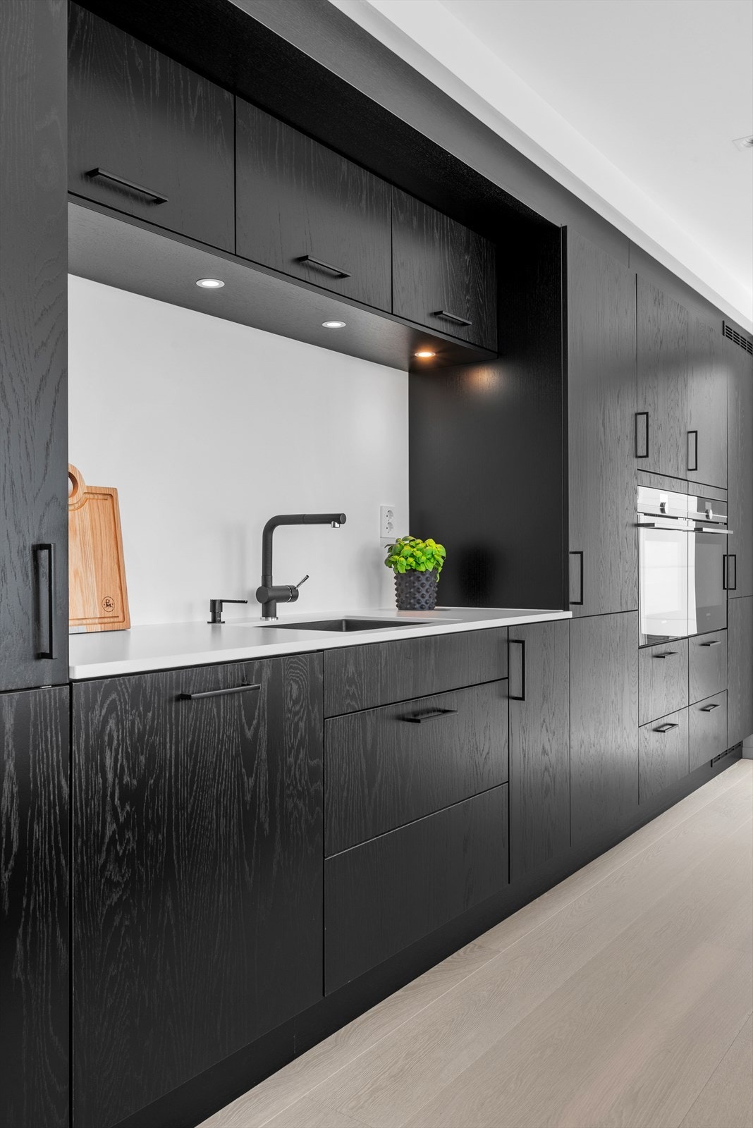 Det er lagt vekt på store arbeidsflater og godt med skapplass. Galleribilde