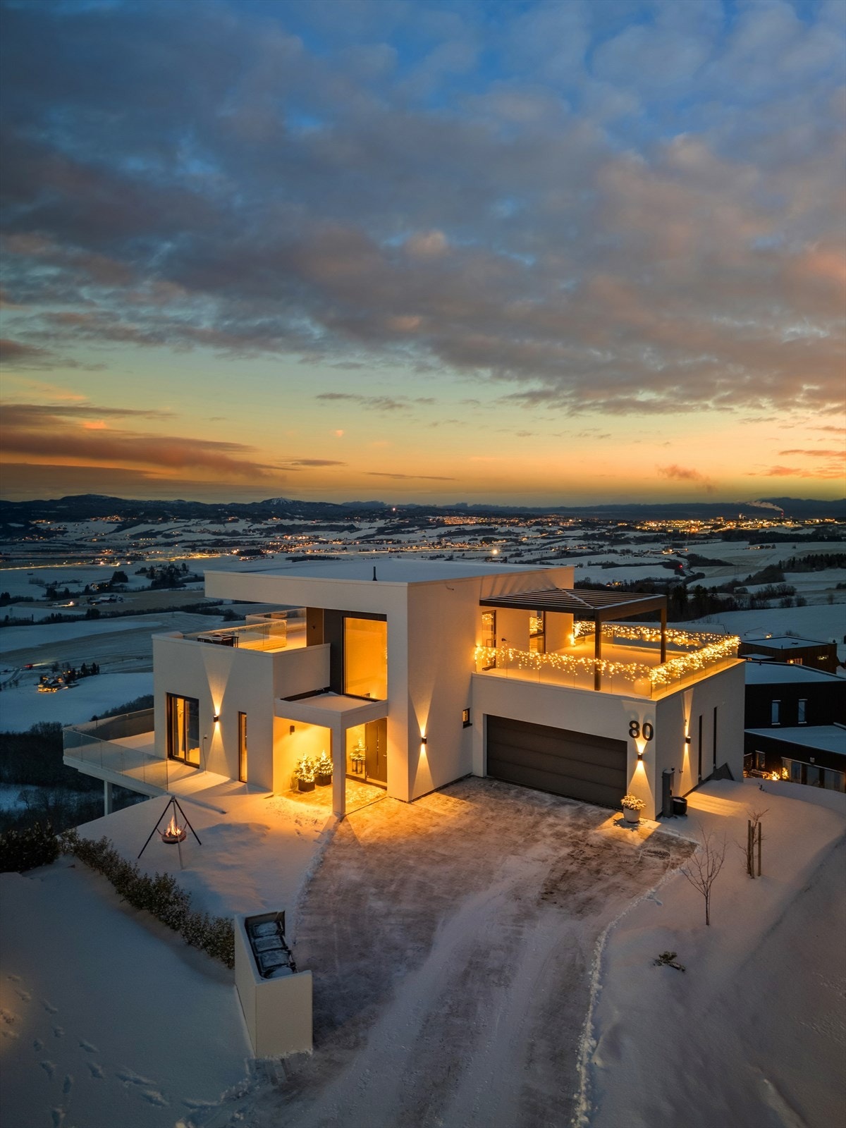 I tillegg til dobbelgarasjen er det godt med biloppstillingsplasser i brosteinbelagt gårdsplass. Galleribilde