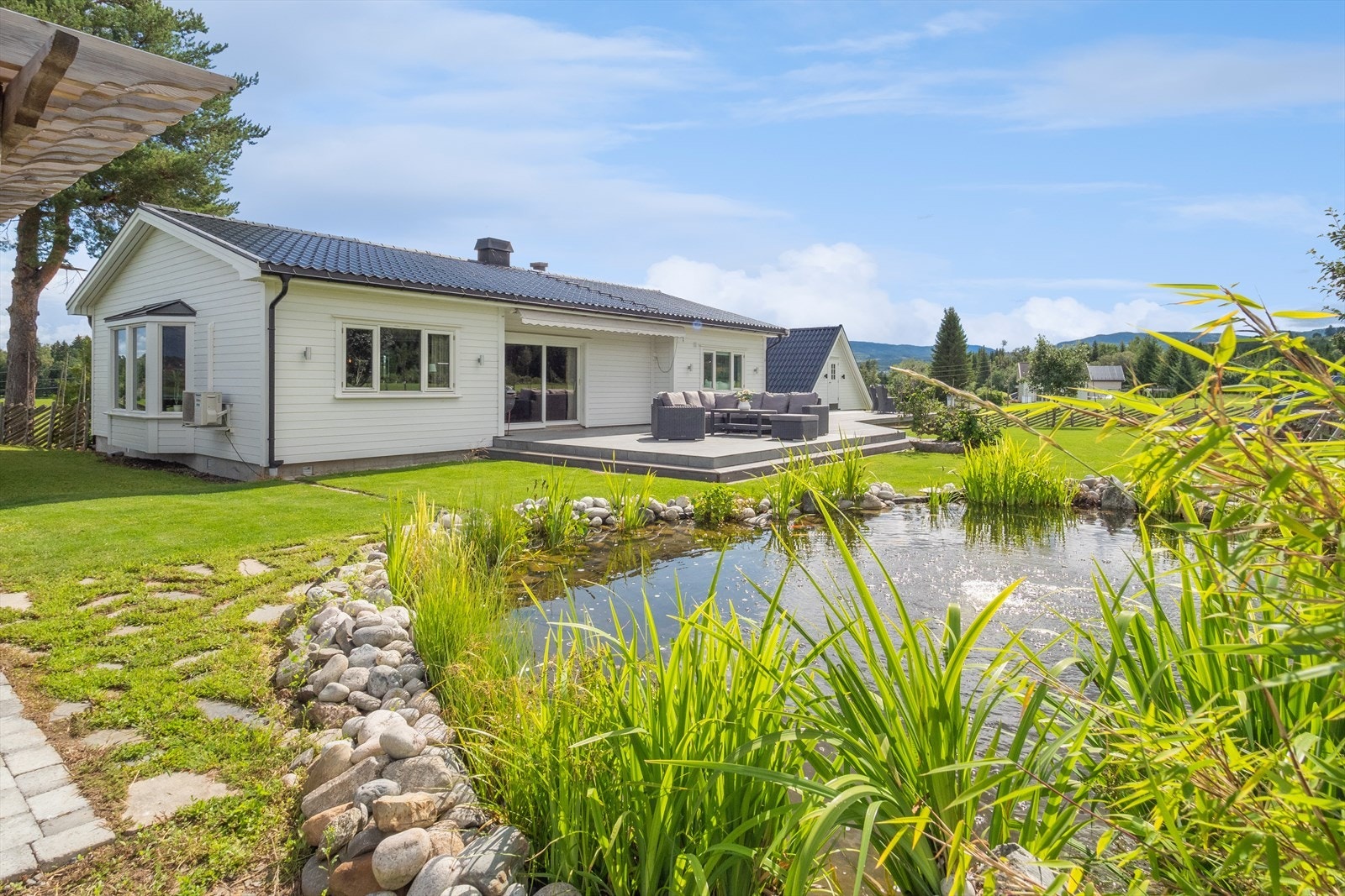 Videre er det stor terrasseplatting med svært gode solforhold. Galleribilde
