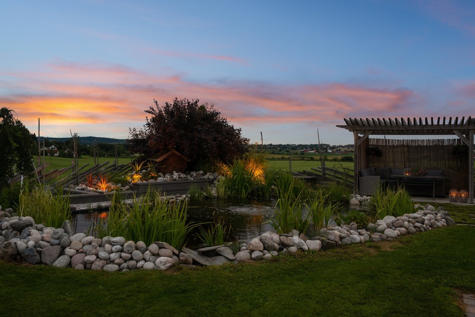 Idylisk hagedam og pergola med sitteplass. Galleribilde
