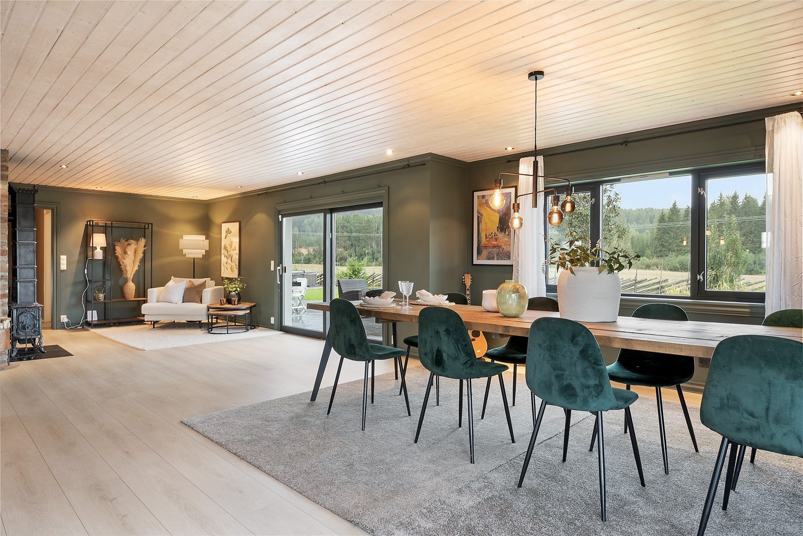 Det er store vindusflater fra alle himmelretninger som gjør rommet svært lyst og innbydende. Galleribilde