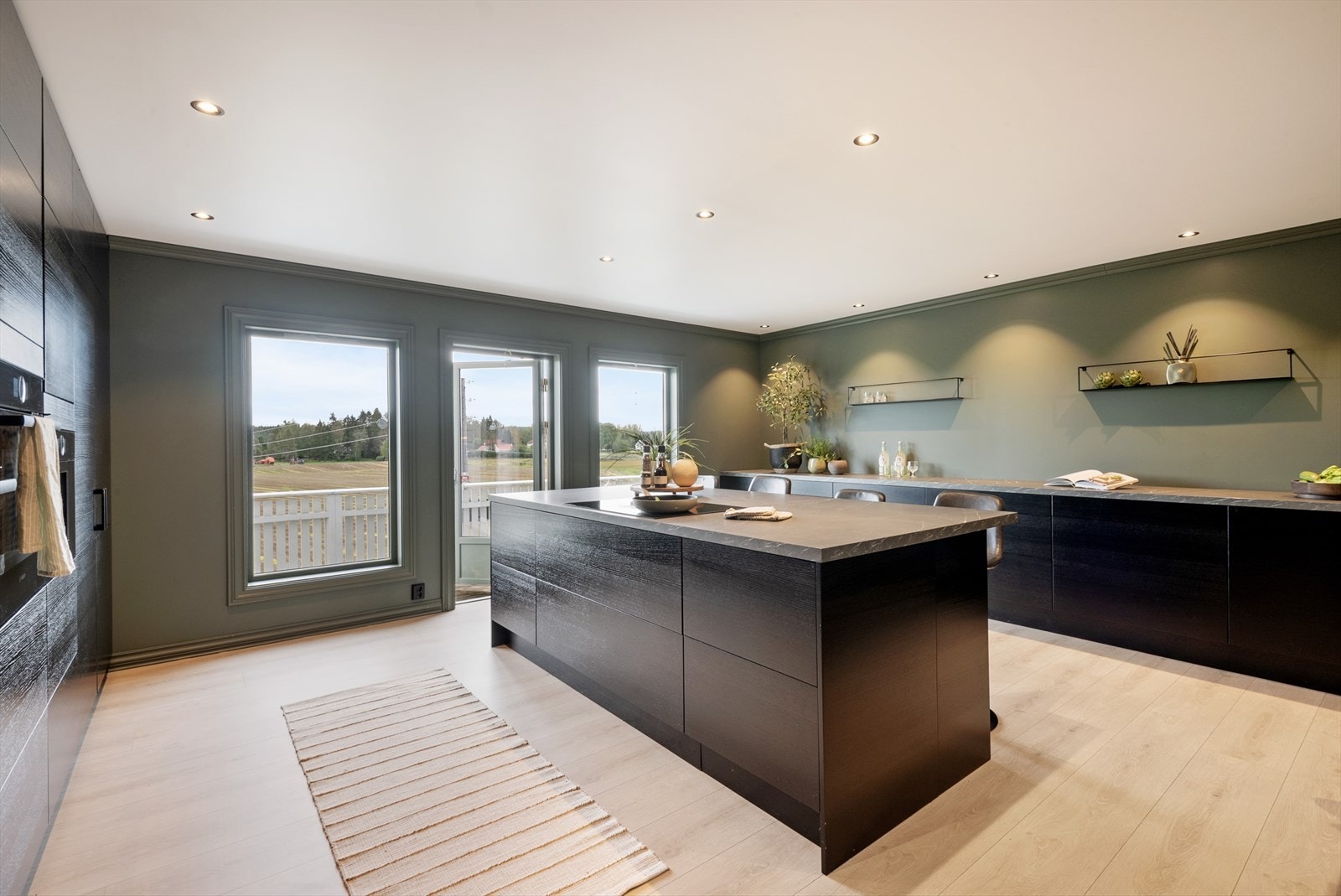 Svært romslig separat kjøkken oppusset i 2021. Galleribilde