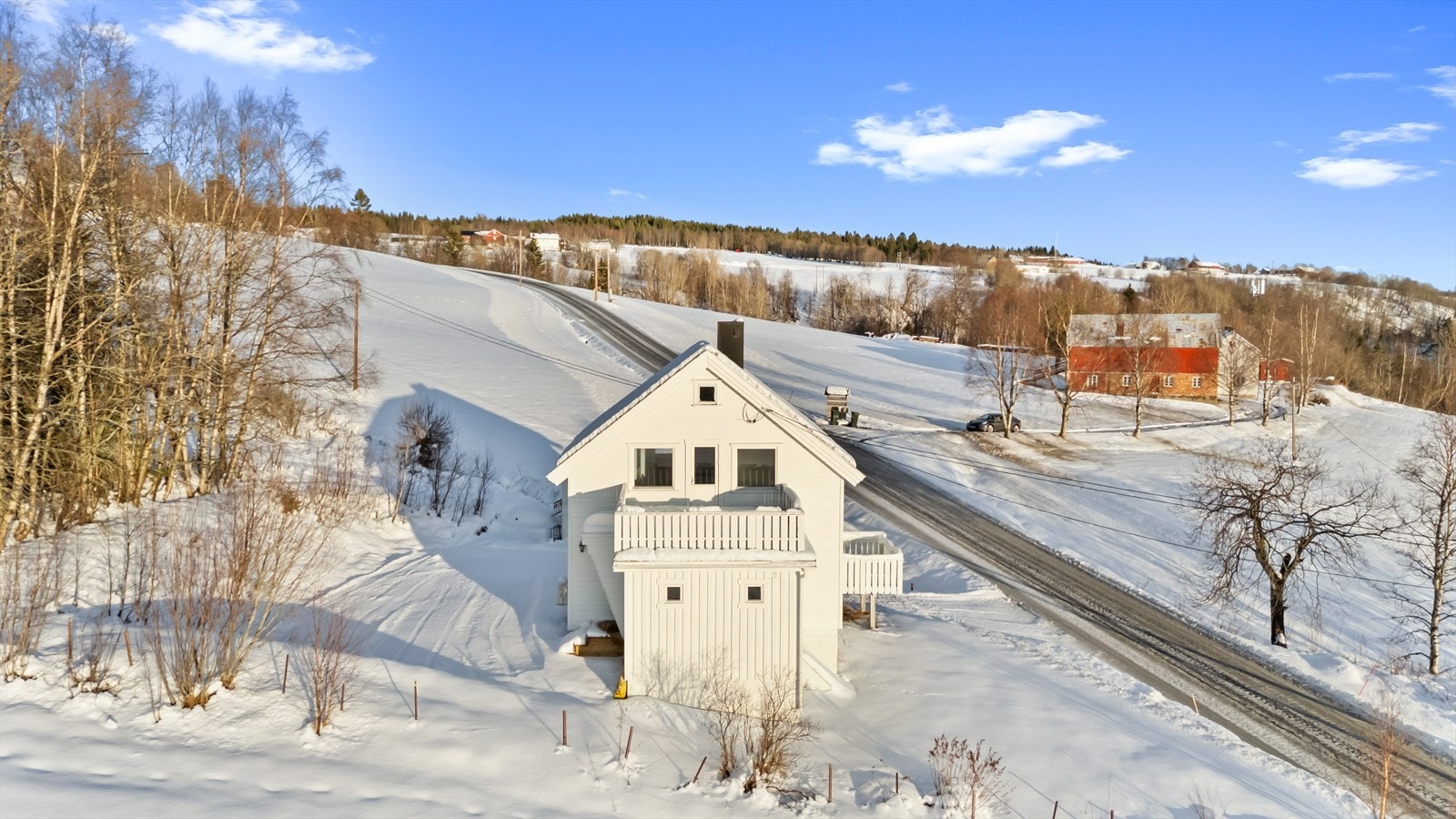 Det ble utført drenering og utskifting av masser på oversiden av huset i 2013/2014. Galleribilde
